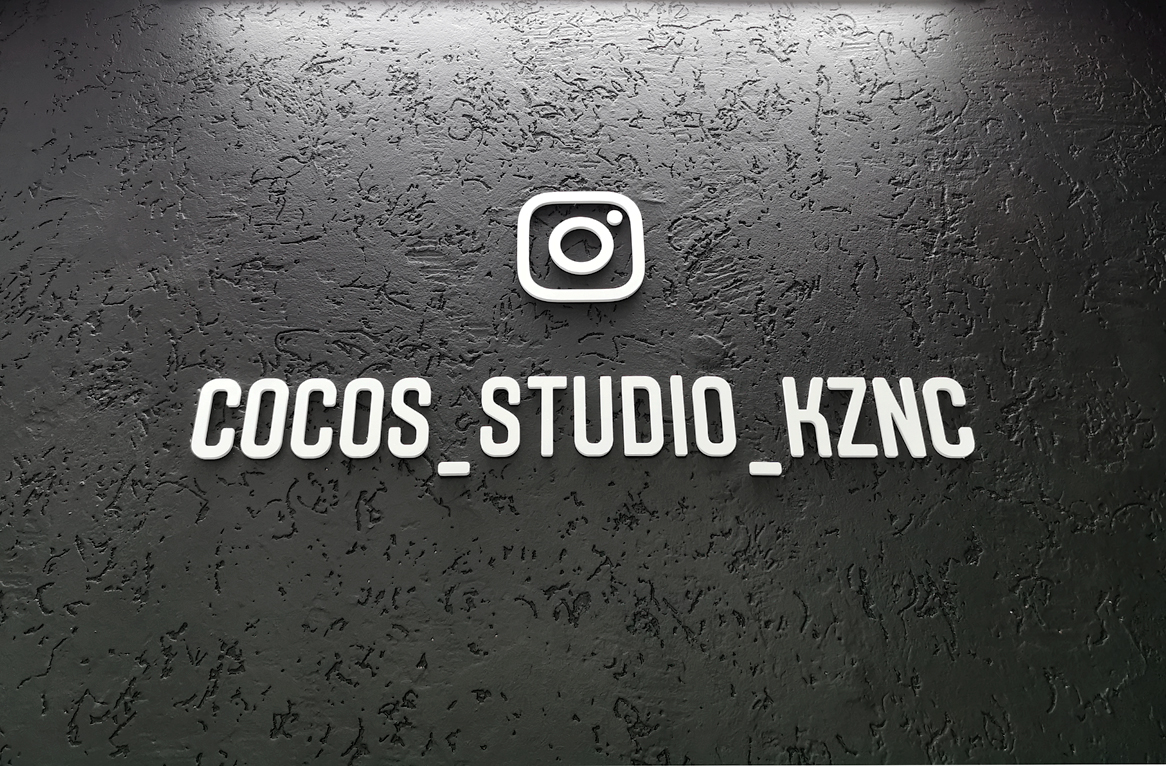 Студия красоты COCOS. Интерьерная надпись